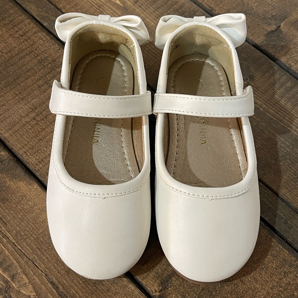 White Flower Girl Dress Shoe - Size 9 (Brand is PandaNinjia)